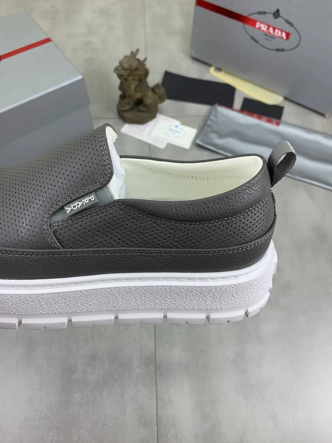 Men's shoes 💰P560💰[New model] The top version is available on the official website, 🆘 The trendy brand (Prada) mainly promotes the popular model, avant-garde and versatile fashionable men's shoes, private version mold opening, cowhide surface splicing 1:1.. Stylish and simple, original imported cowhide lining cowhide feet; the atmosphere and personality are more fashionable, eye-catching and pursuing class. It will subvert the old idea and be a must-have for fashionistas with you! Must keep it for yourself! Tall and comfortable, large and low, high-end quality workmanship. The new high-end outsole on the official website. Size: 38-45. 4️⃣colors available.